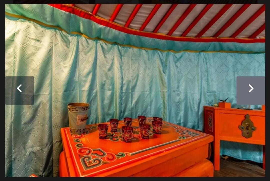 Yourte Mongole et cabane