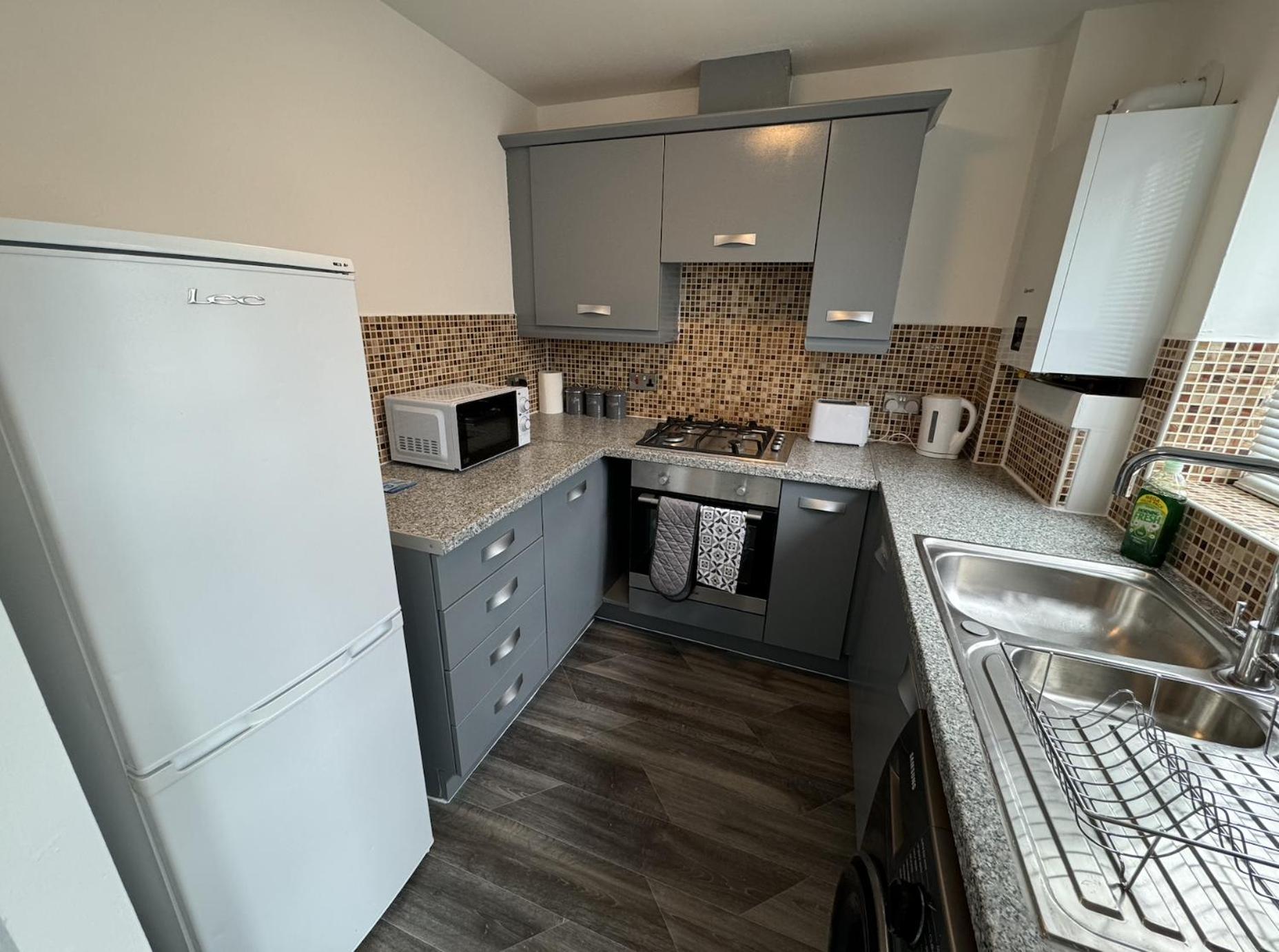 The Modern Apartment - 2 Bed 1 Bath Private Parking view 5
