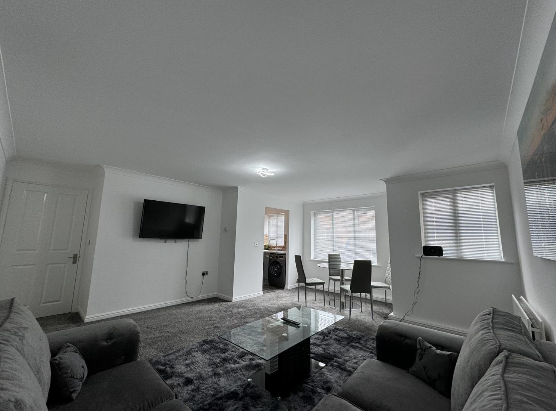The Modern Apartment - 2 Bed 1 Bath Private Parking view 3