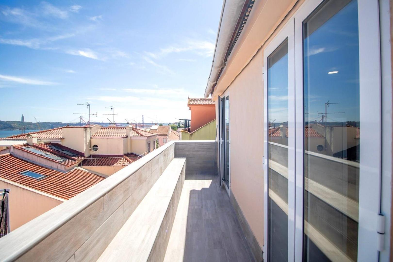 2BR Terrace with Tagus View - Air-Conditioned | By Airnest view 4