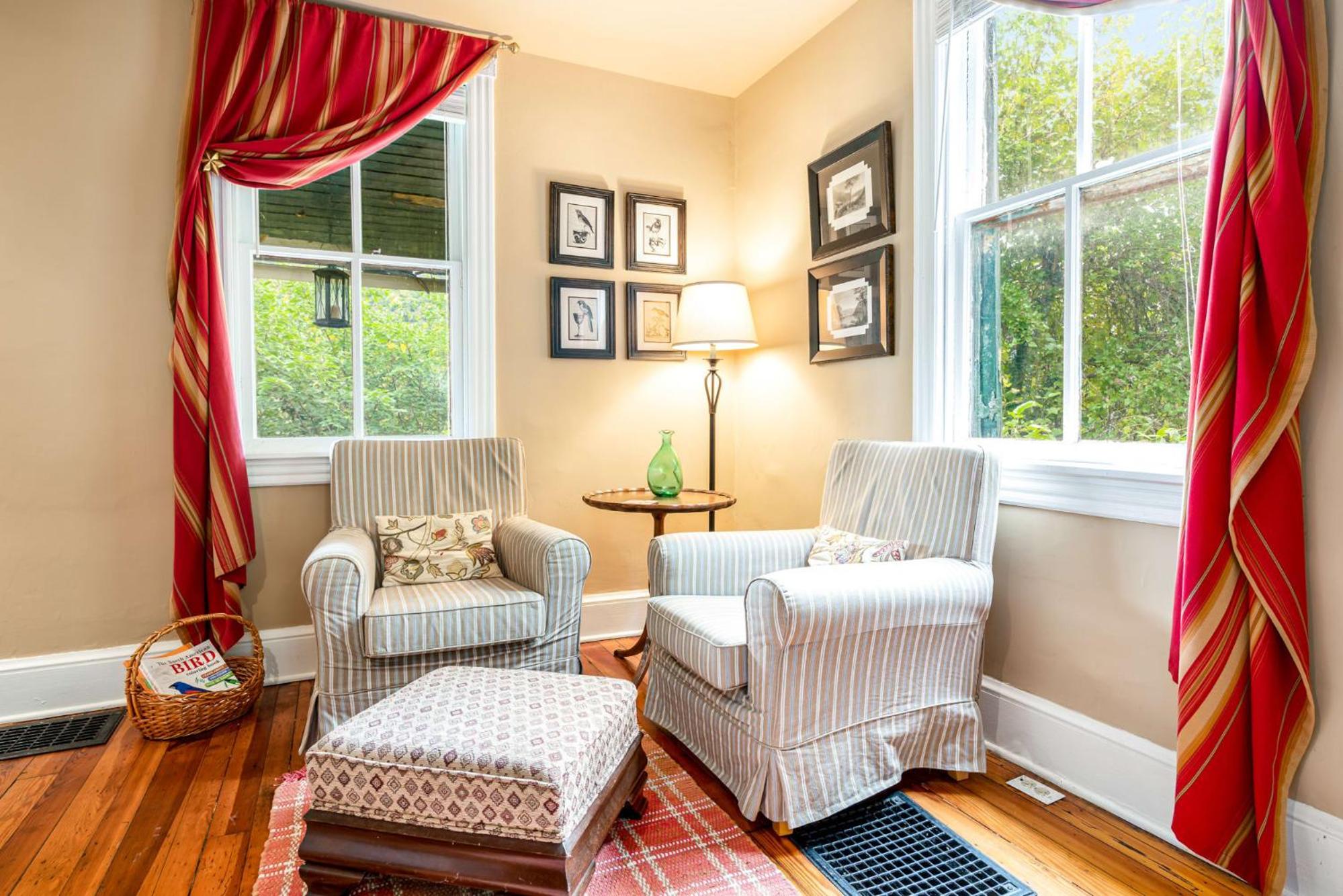 Enchanting Cottage, walk to Downtown Harpers Ferry view 4