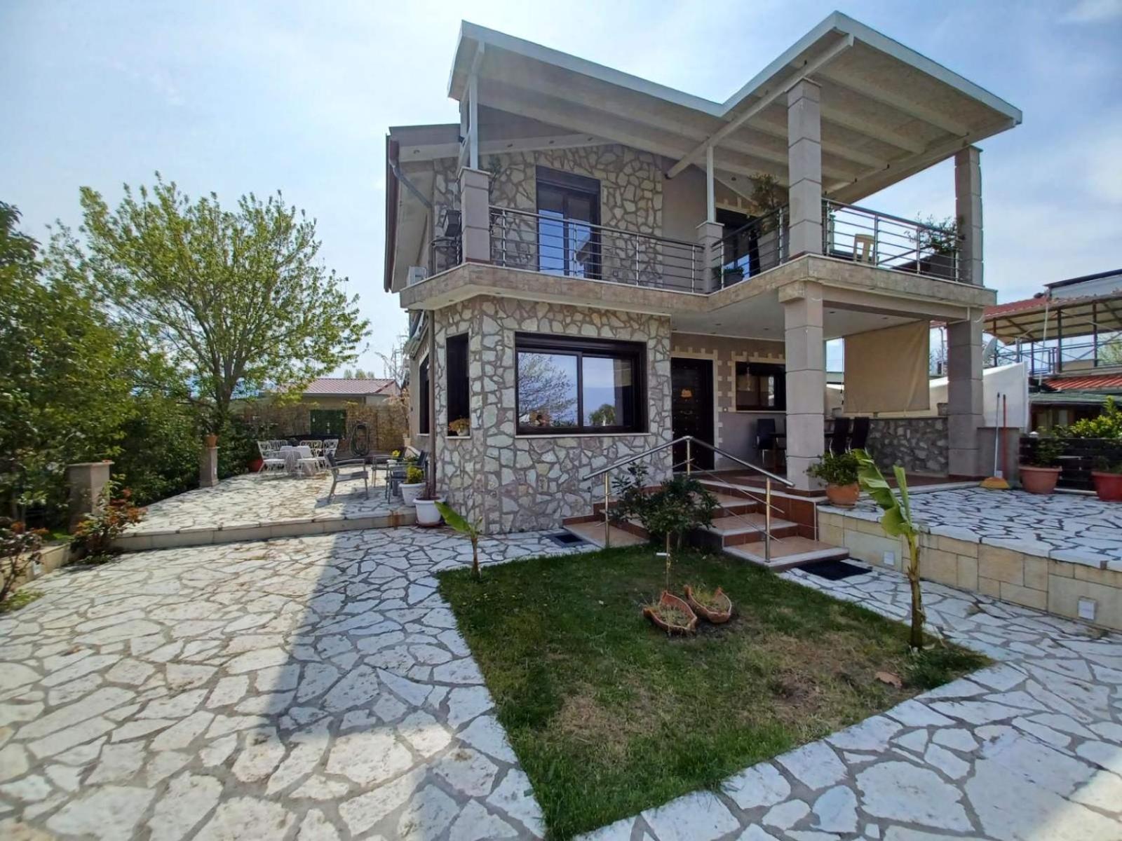 Akis house