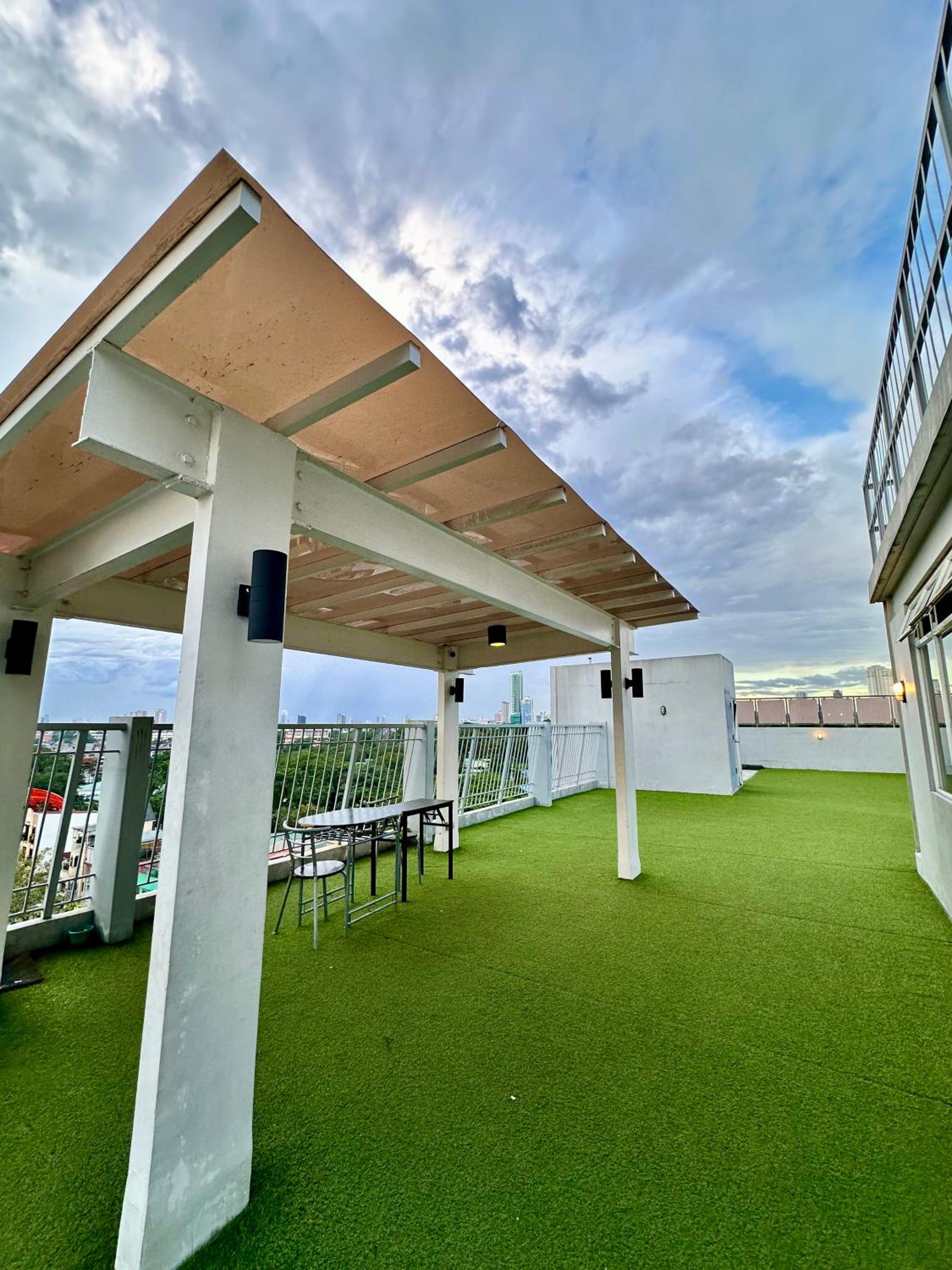 Urban Loft 2 beds with balcony view 5