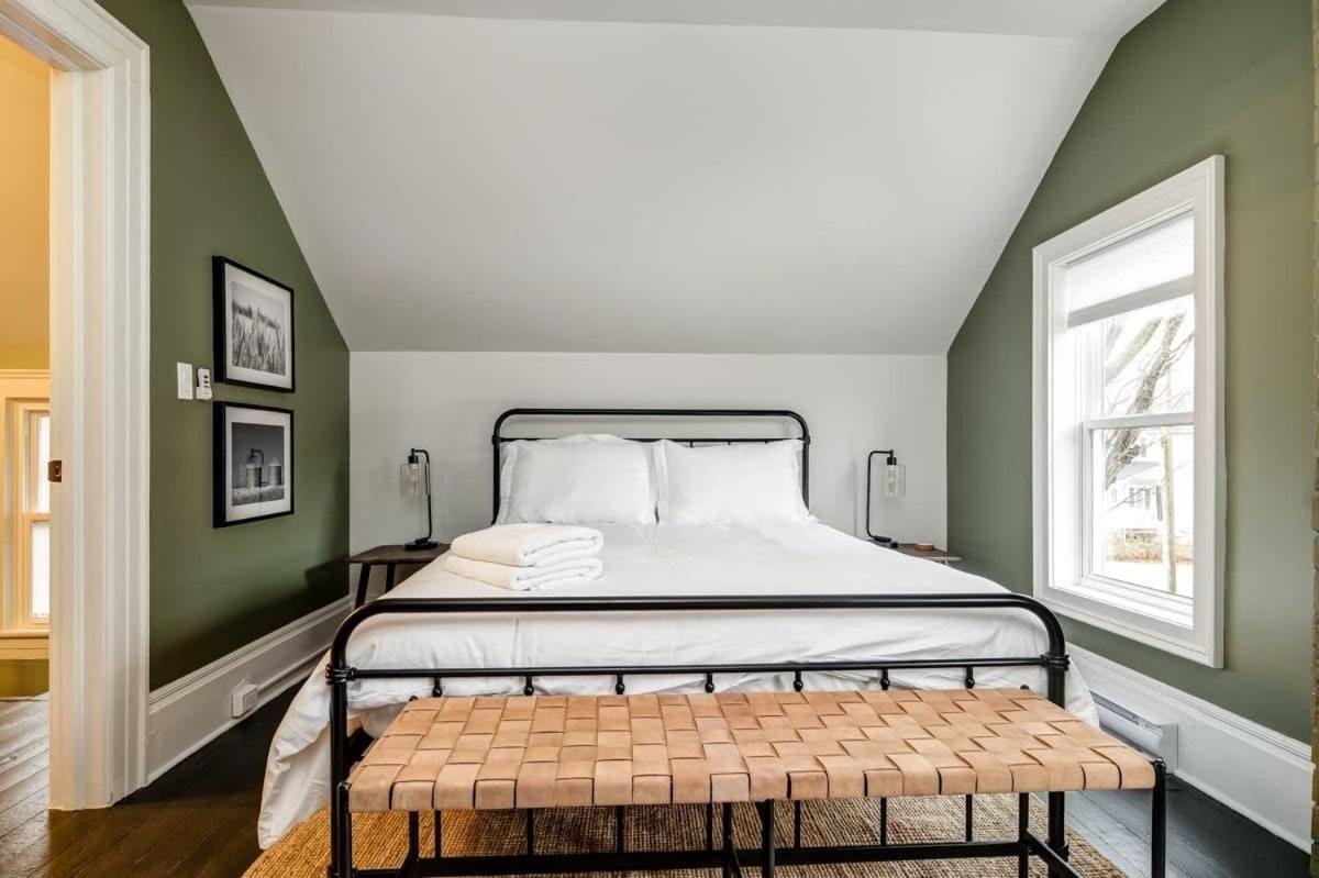The Marigold - Gorgeously remodelled PEC farmhouse