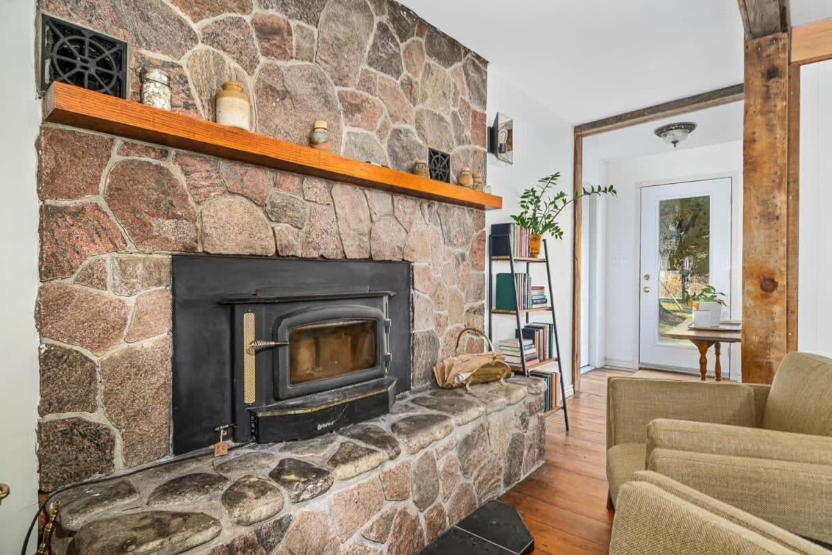 The Marigold - Gorgeously remodelled PEC farmhouse