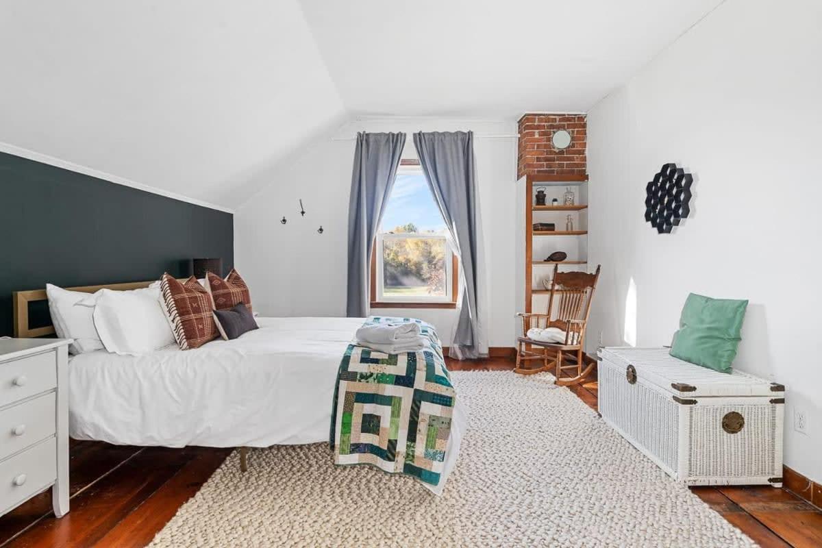 The Marigold - Gorgeously remodelled PEC farmhouse