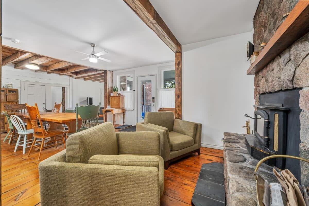 The Marigold - Gorgeously remodelled PEC farmhouse