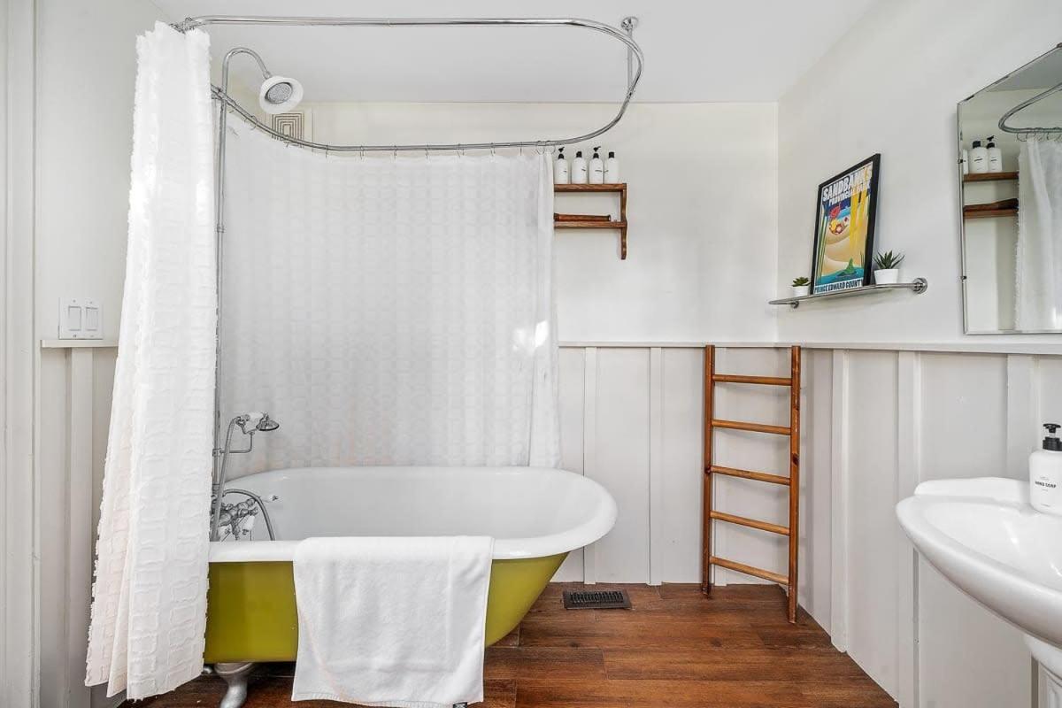 The Marigold - Gorgeously remodelled PEC farmhouse