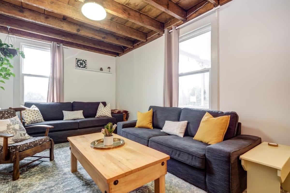 The Marigold - Gorgeously remodelled PEC farmhouse