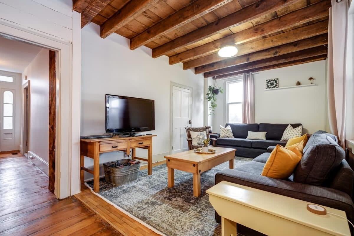 The Marigold - Gorgeously remodelled PEC farmhouse