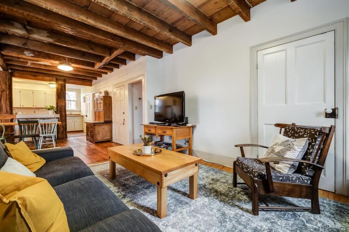The Marigold - Gorgeously remodelled PEC farmhouse