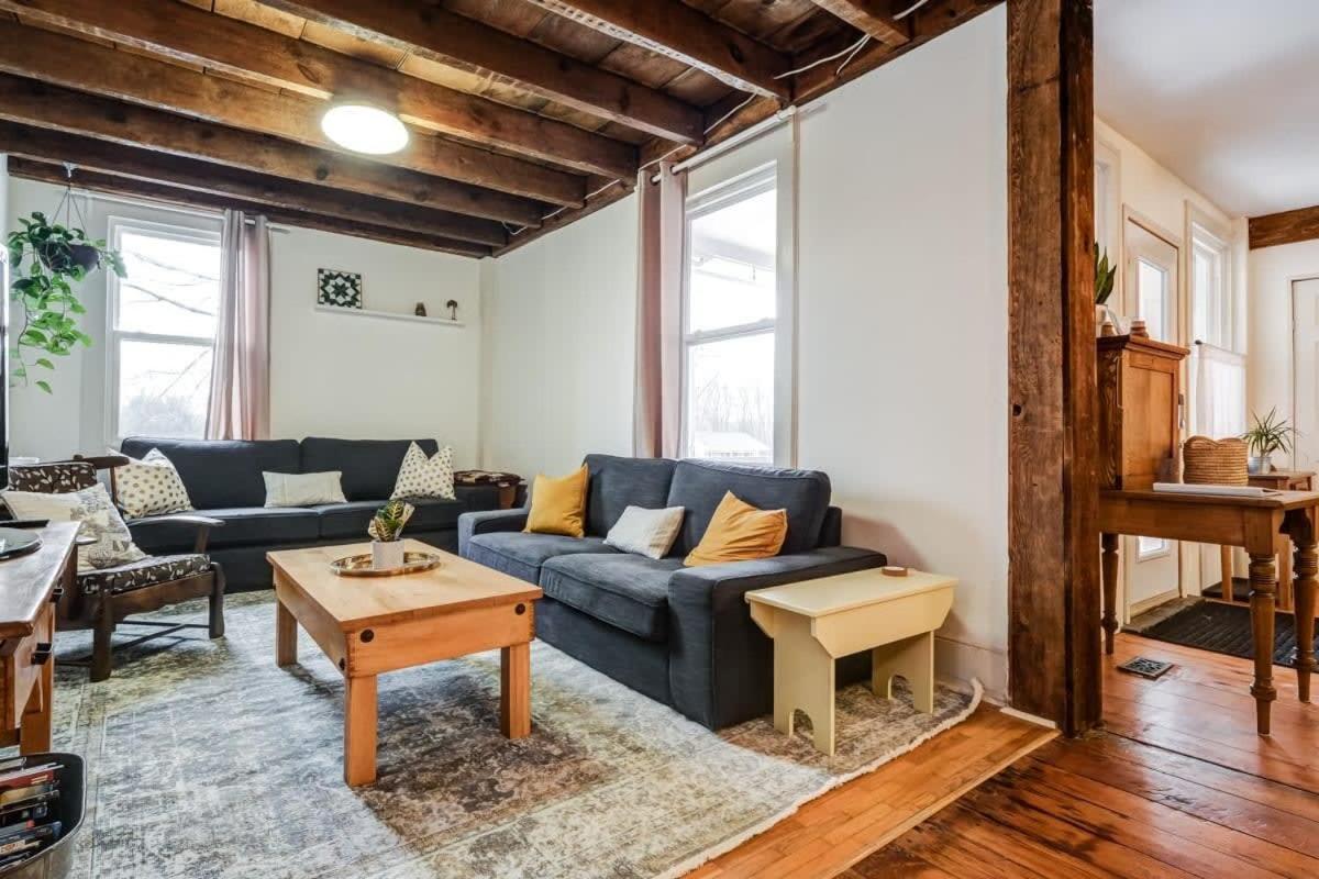 The Marigold - Gorgeously remodelled PEC farmhouse