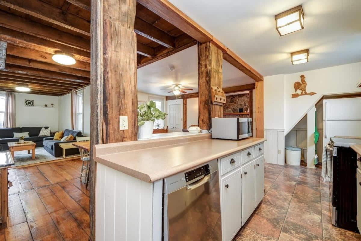 The Marigold - Gorgeously remodelled PEC farmhouse