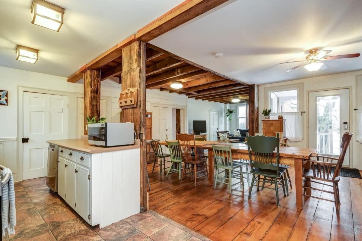 The Marigold - Gorgeously remodelled PEC farmhouse