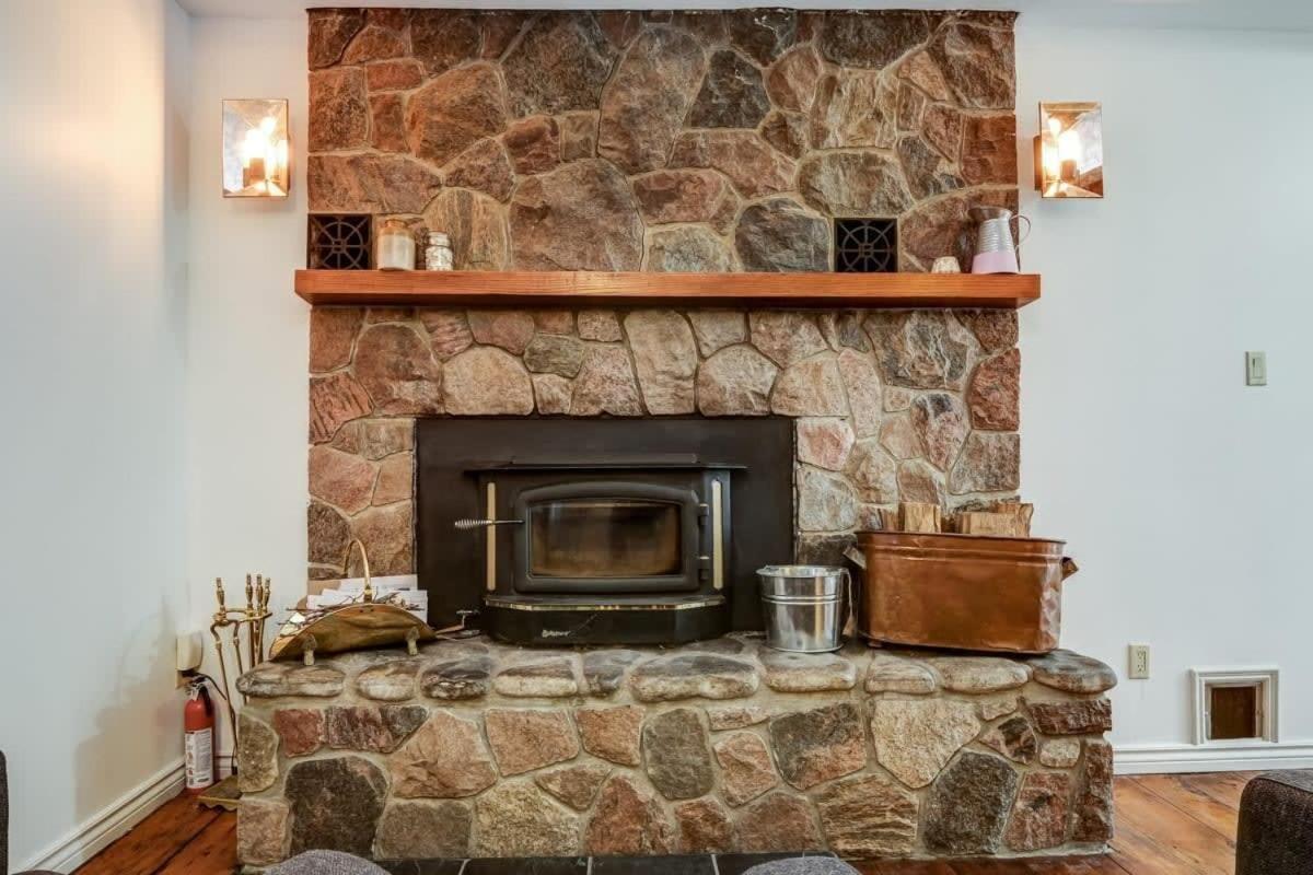 The Marigold - Gorgeously remodelled PEC farmhouse