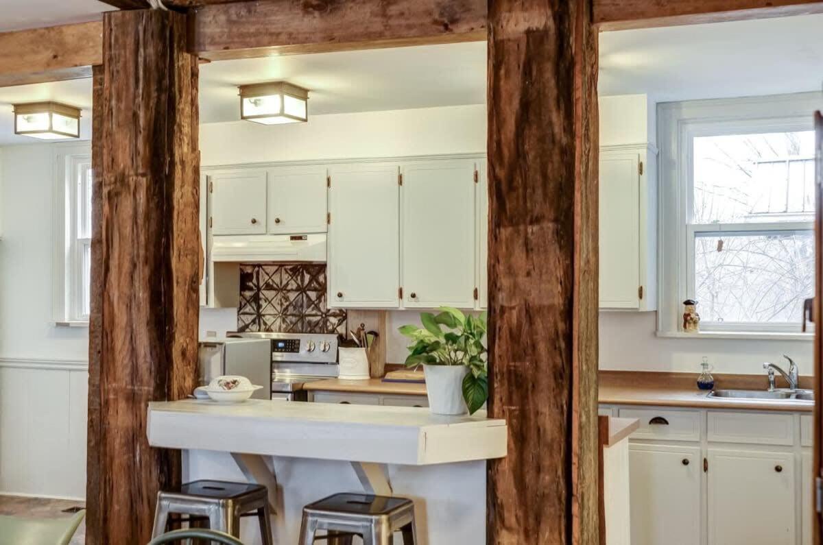 The Marigold - Gorgeously remodelled PEC farmhouse
