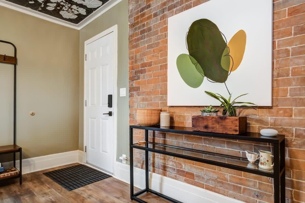 The Marigold - Gorgeously remodelled PEC farmhouse