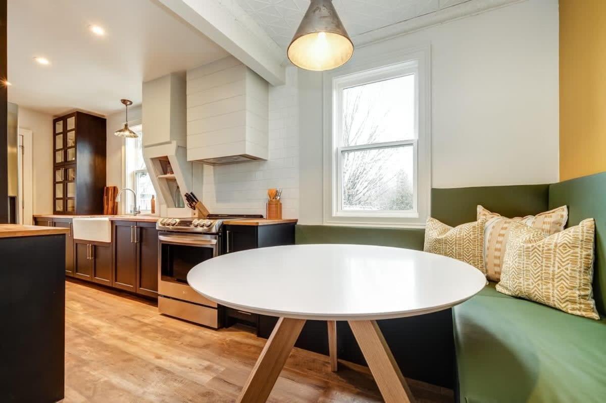 The Marigold - Gorgeously remodelled PEC farmhouse