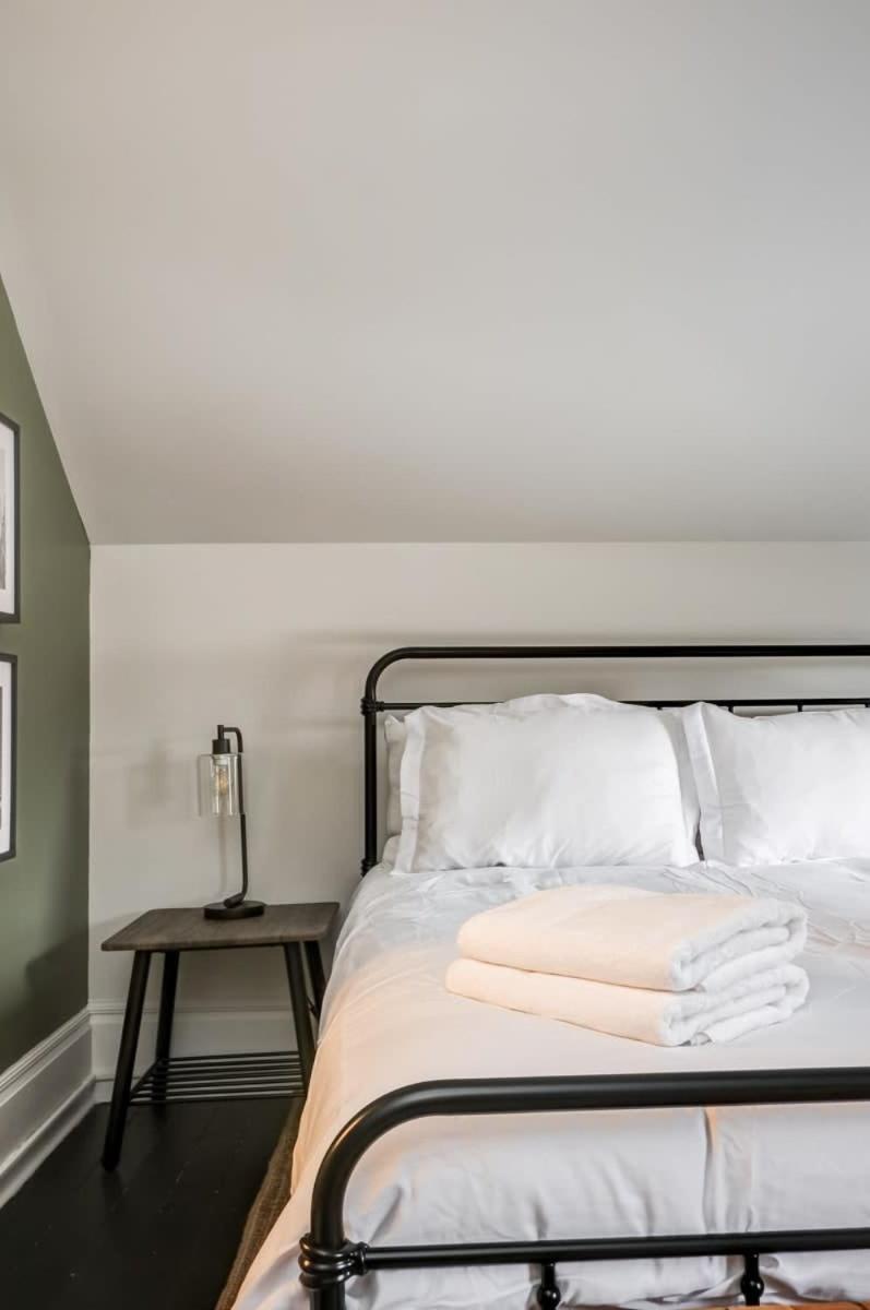 The Marigold - Gorgeously remodelled PEC farmhouse