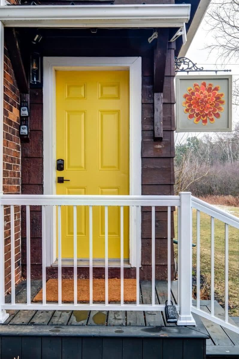 The Marigold - Gorgeously remodelled PEC farmhouse