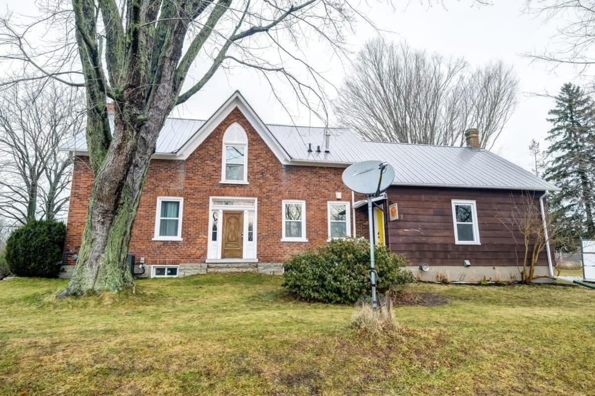 The Marigold - Gorgeously remodelled PEC farmhouse