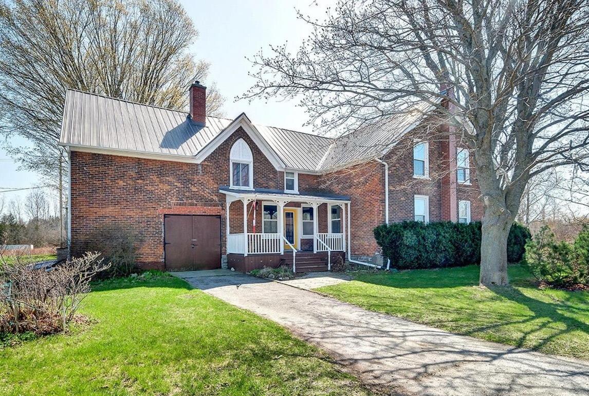 The Marigold - Gorgeously remodelled PEC farmhouse