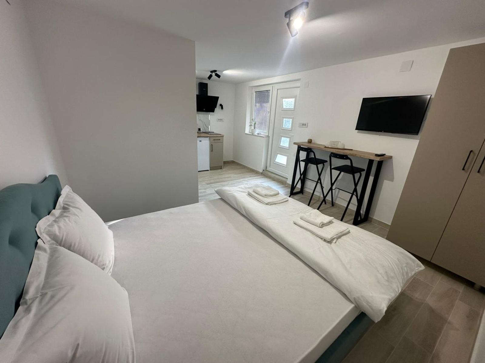Julia Apartments