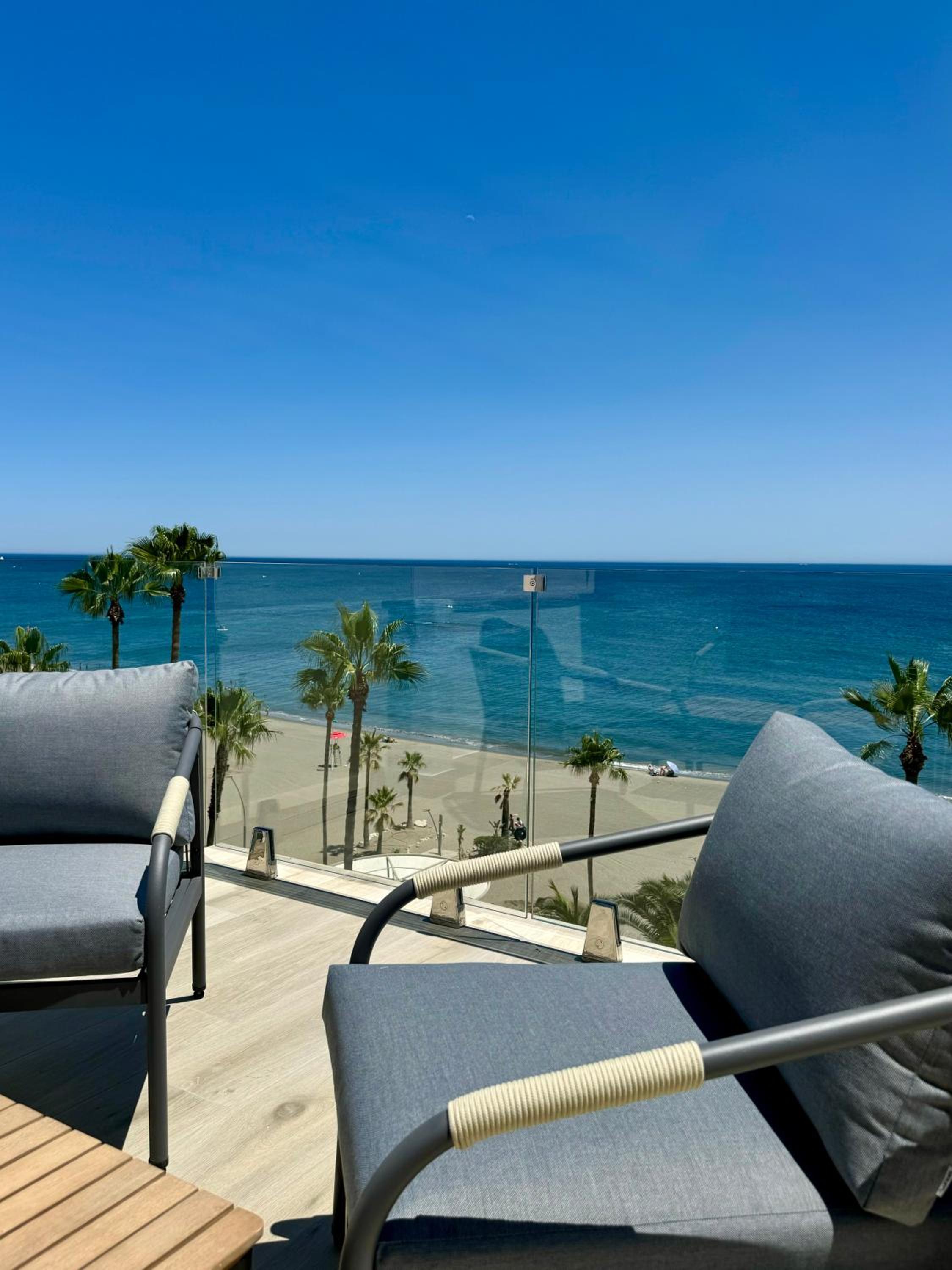 Hotel SunnyPalms - Beachfront Penthouse with stunning sea view - Image 1