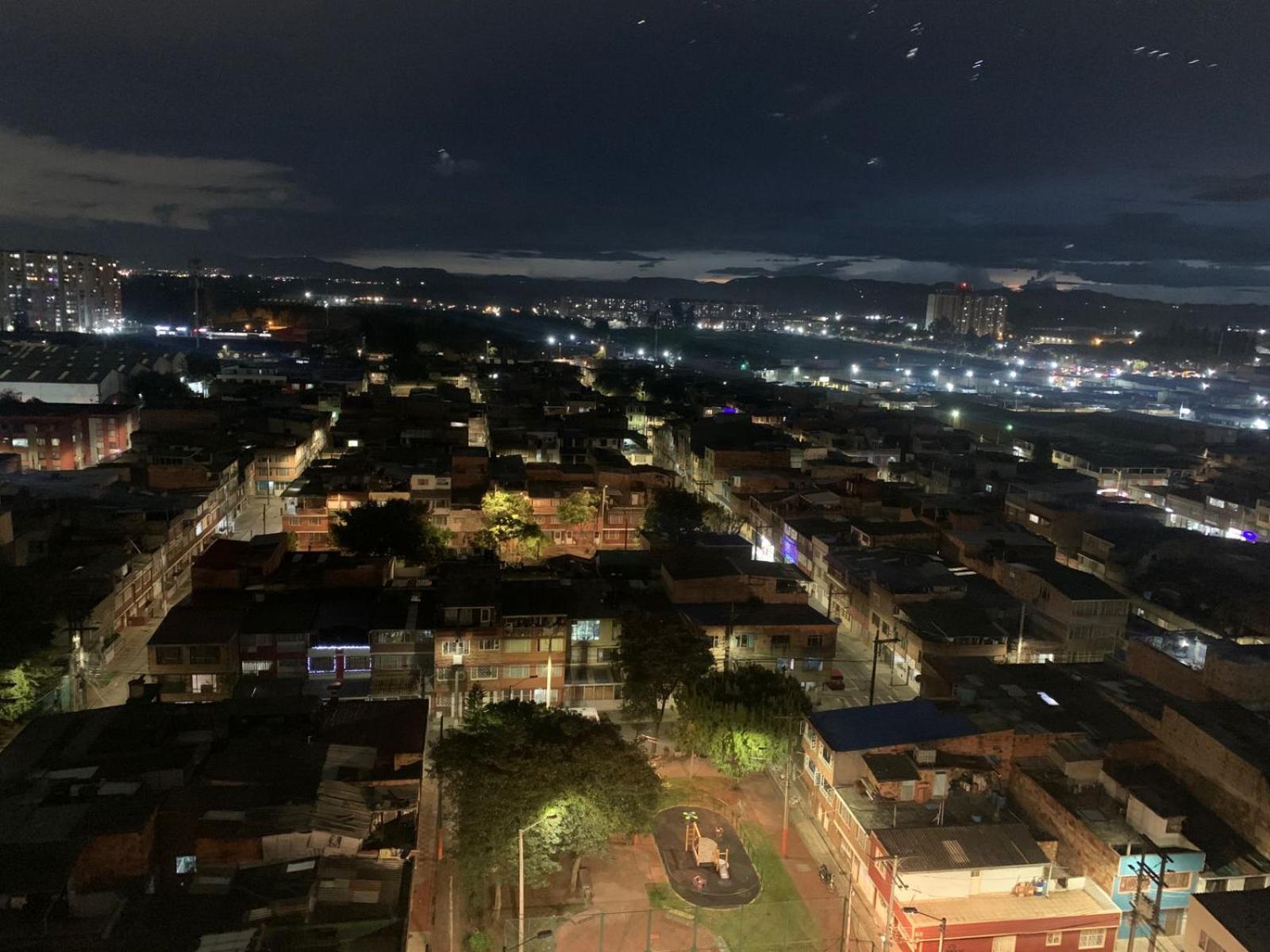 Alquiler Apartamento en Bogotá cerca al aeropuerto-Colibri Dorado-by-wonderlust