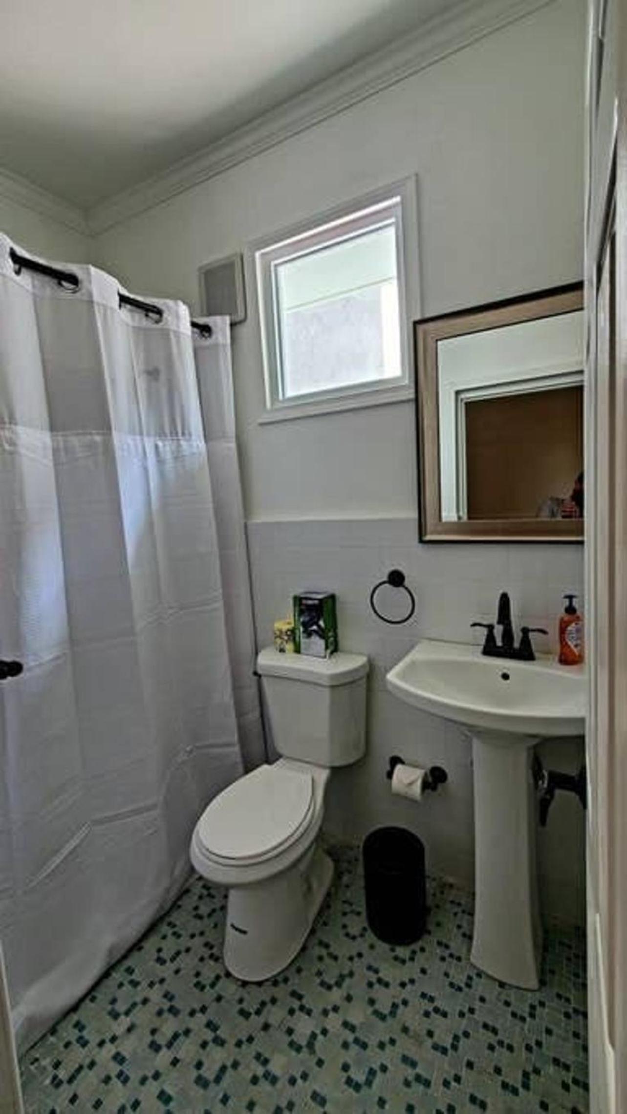 8BR 7 BA Sleeps 16 Wifi Walk to Beach view 2