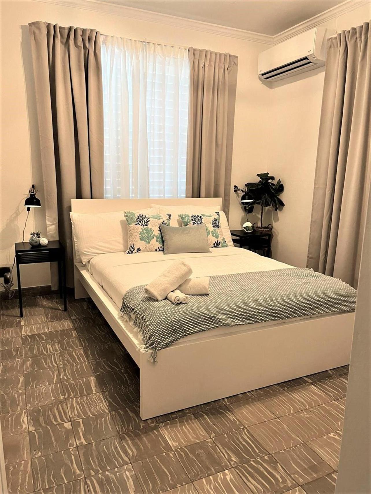 8BR 7 BA Sleeps 16 Wifi Walk to Beach view 4