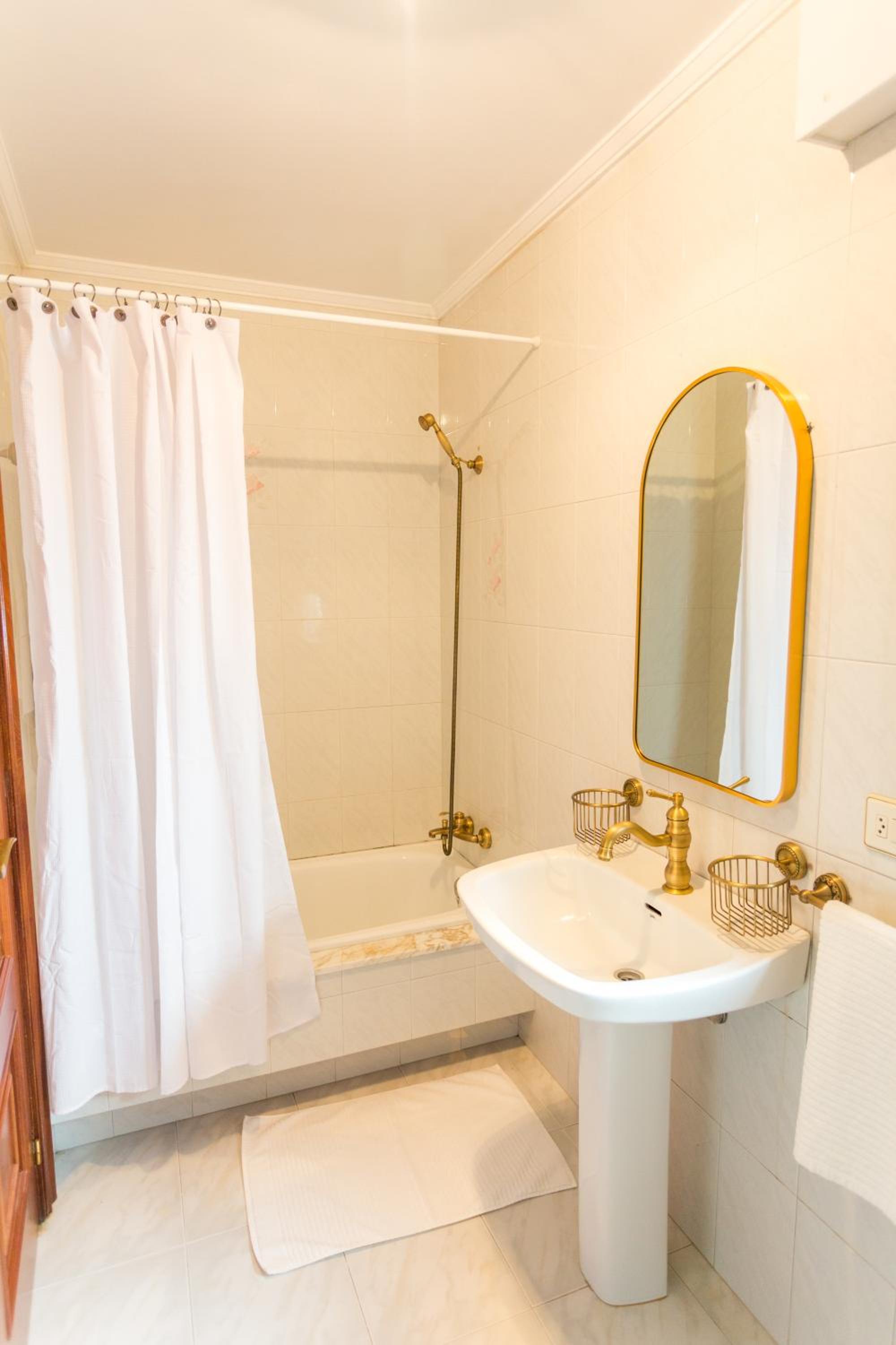 Disfruta de Melide en este amplio apartamento - Property Image 9