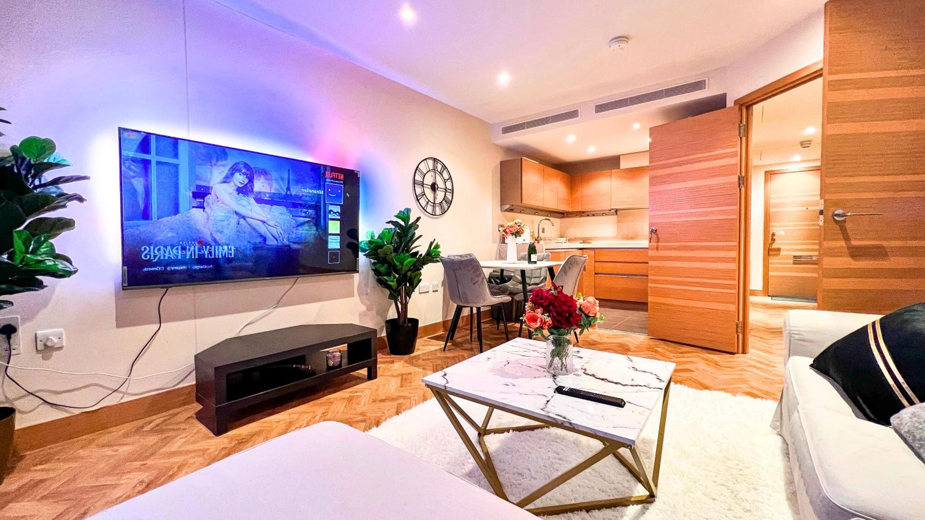 Chelsea Bridge 2b2b balcony 1GB superfast wifi - LuxuryLondonStays