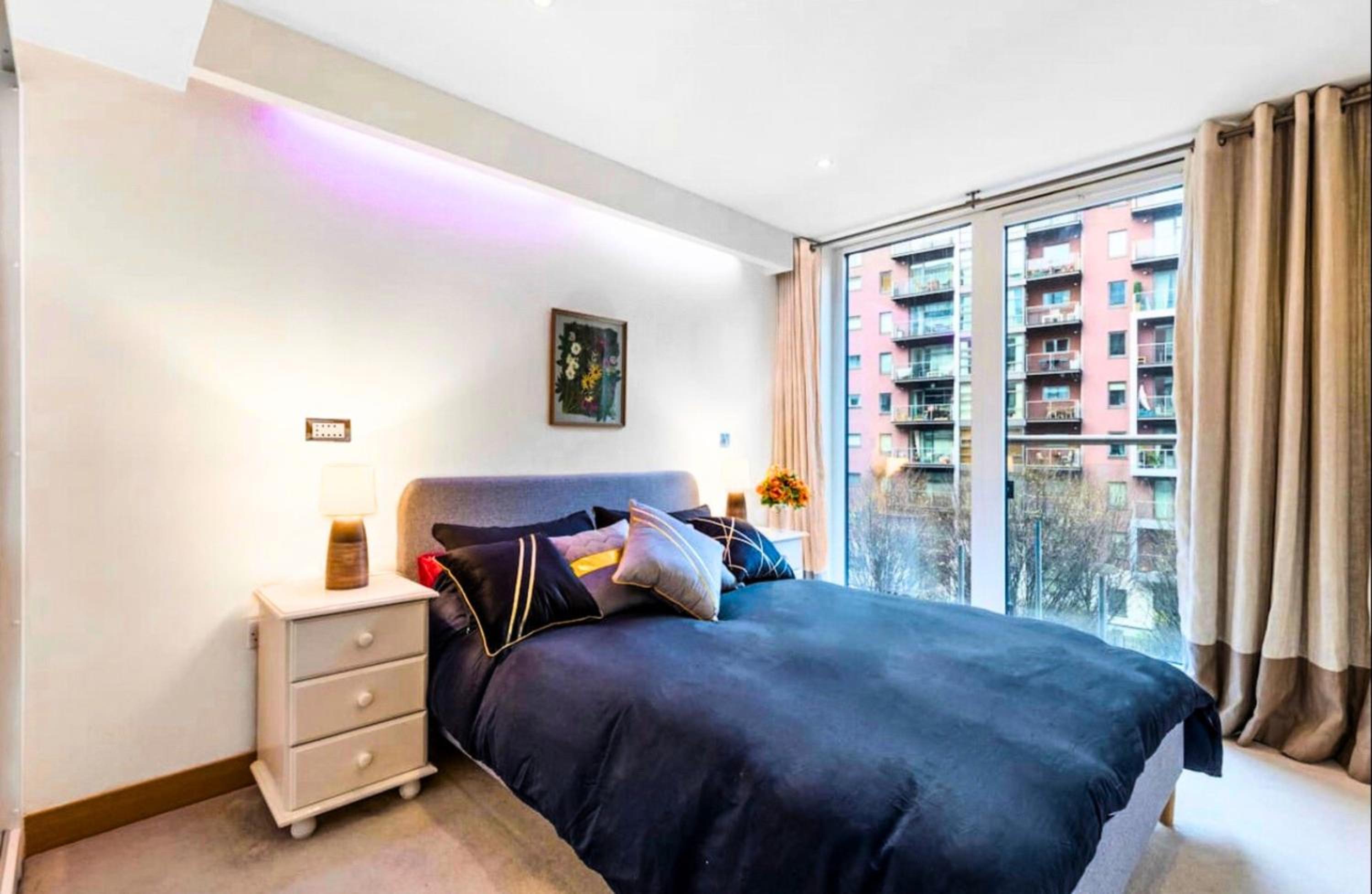 Chelsea Bridge 2b2b balcony 1GB superfast wifi - LuxuryLondonStays