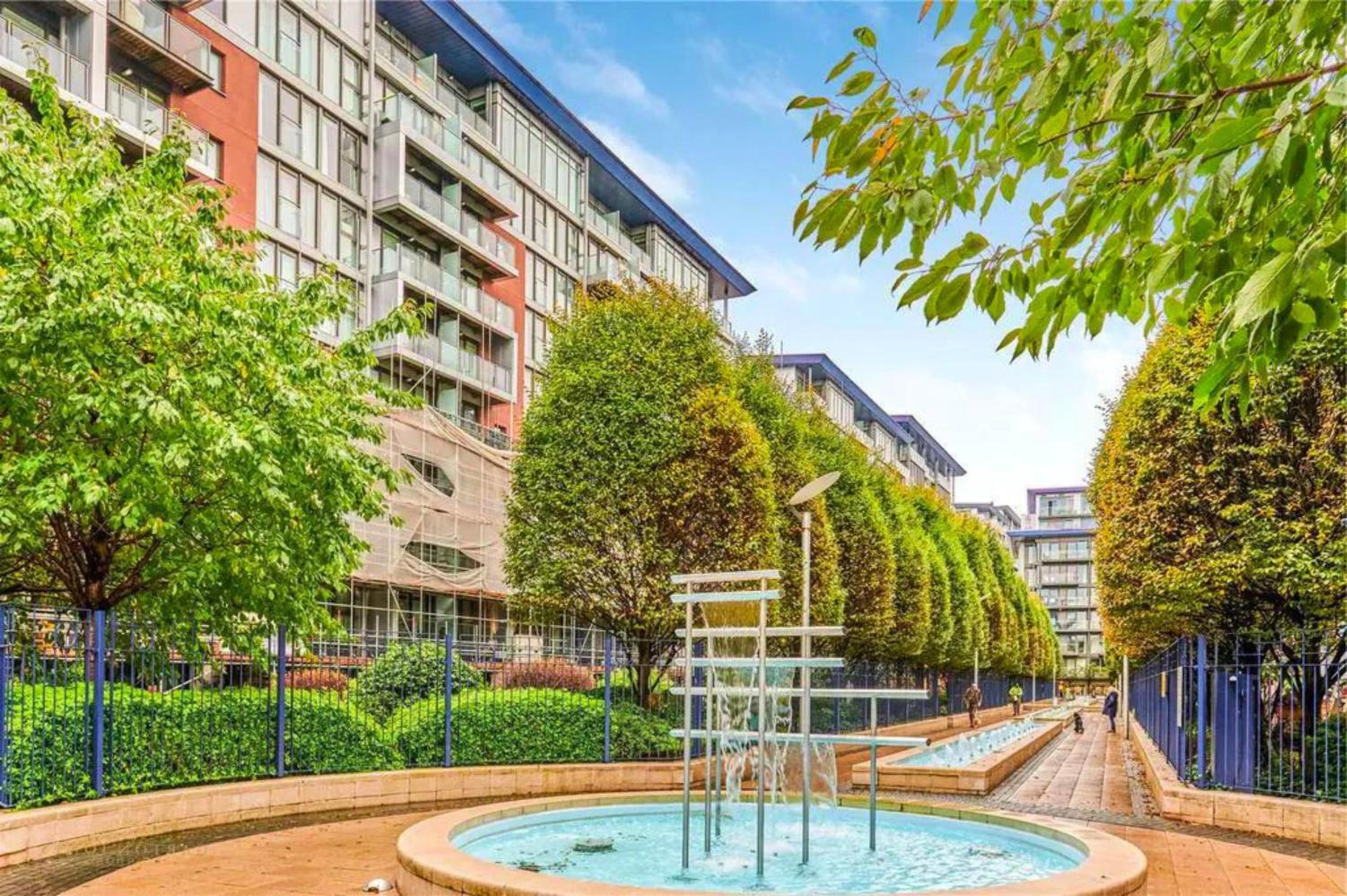 Chelsea Bridge 2b2b balcony 1GB superfast wifi - LuxuryLondonStays