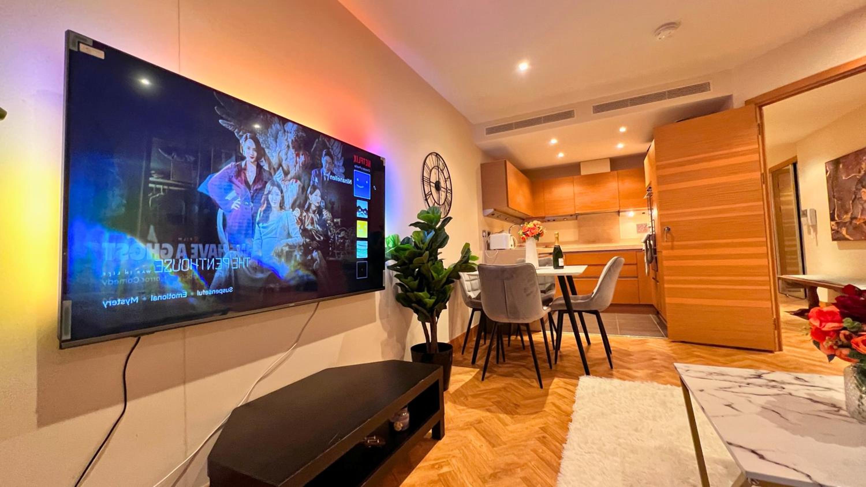 Chelsea Bridge 2b2b balcony 1GB superfast wifi - LuxuryLondonStays
