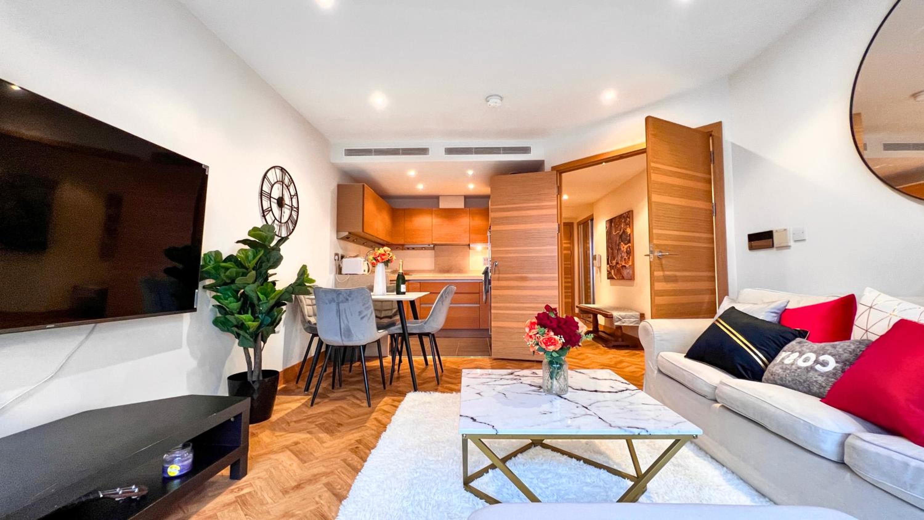Chelsea Bridge 2b2b balcony 1GB superfast wifi - LuxuryLondonStays