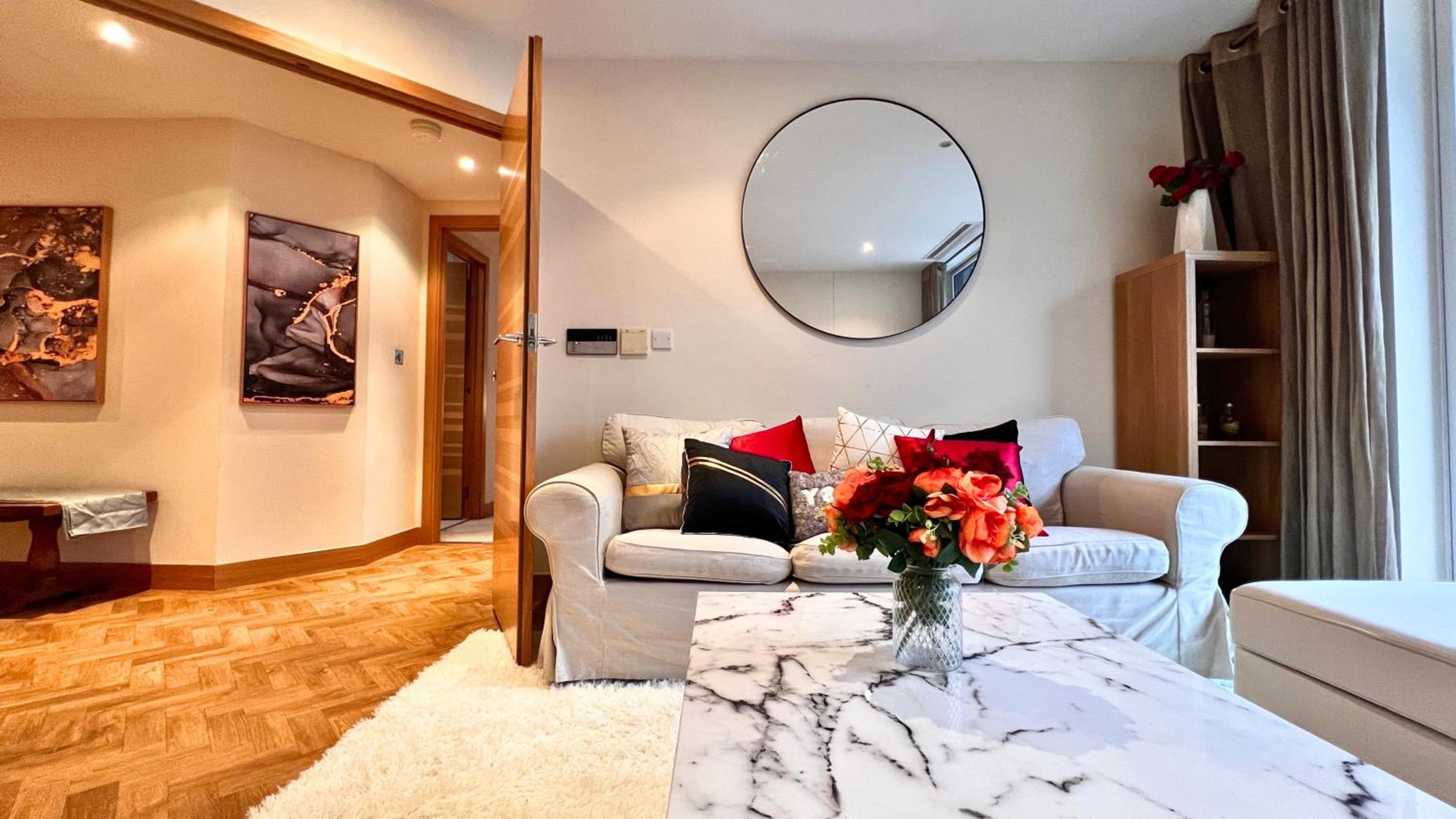 Chelsea Bridge 2b2b balcony 1GB superfast wifi - LuxuryLondonStays