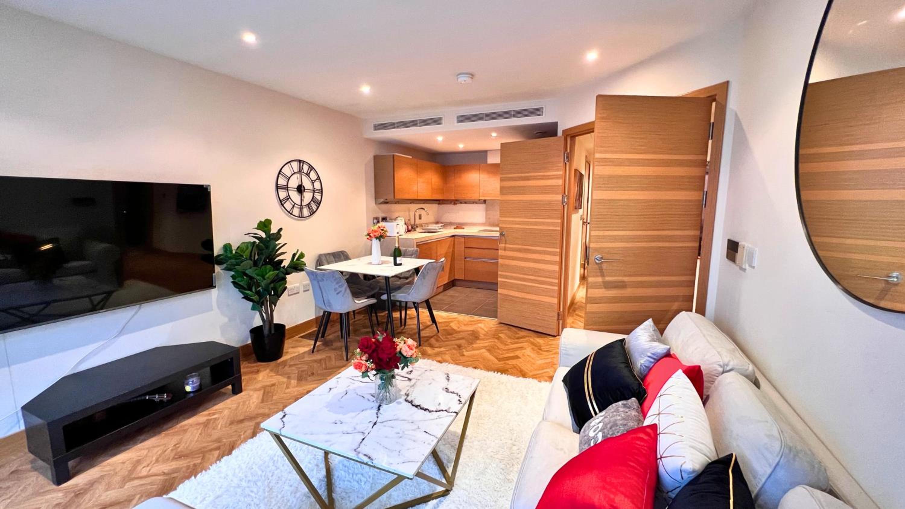 Chelsea Bridge 2b2b balcony 1GB superfast wifi - LuxuryLondonStays