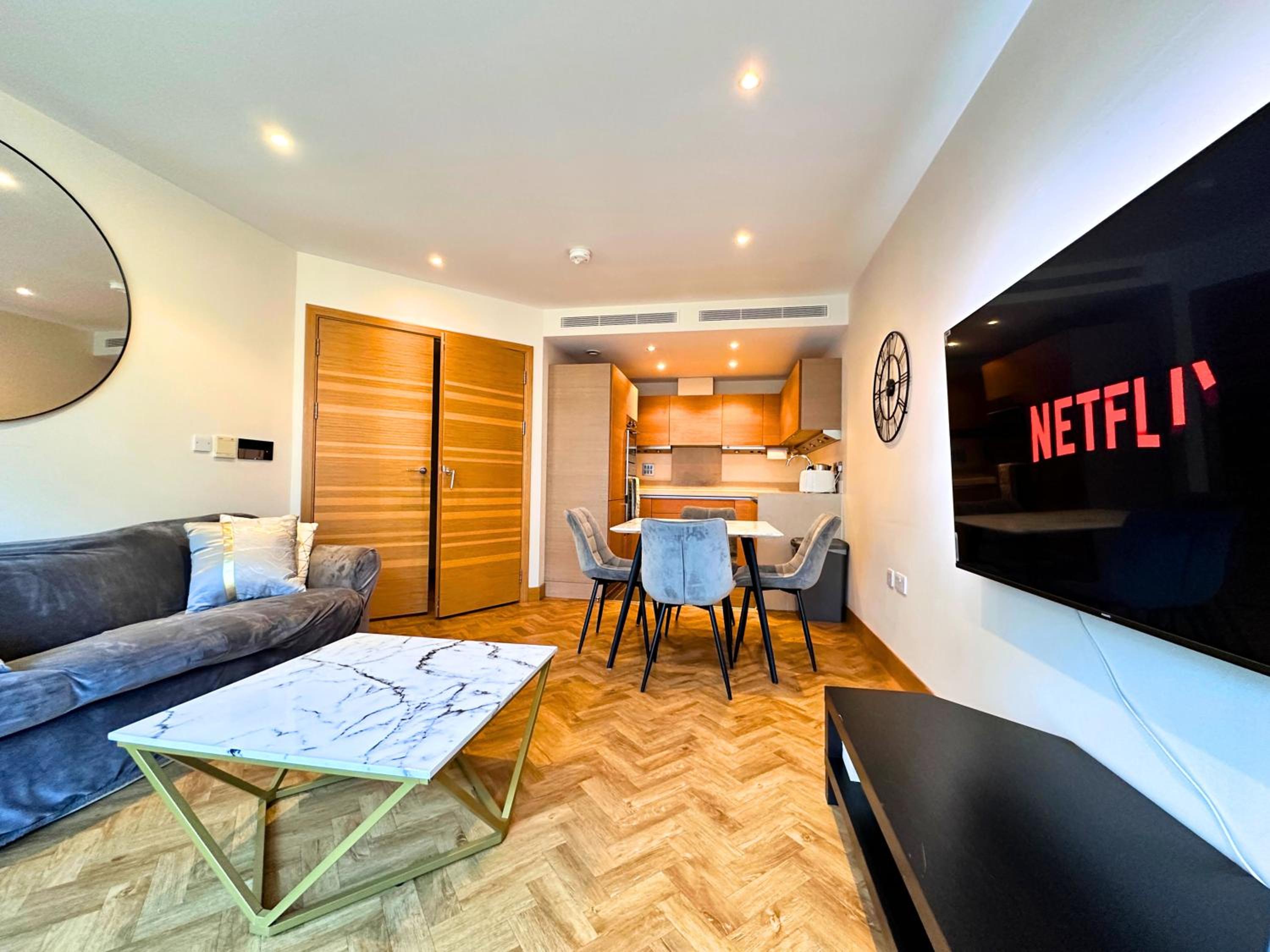Chelsea Bridge 2b2b balcony 1GB superfast wifi - LuxuryLondonStays