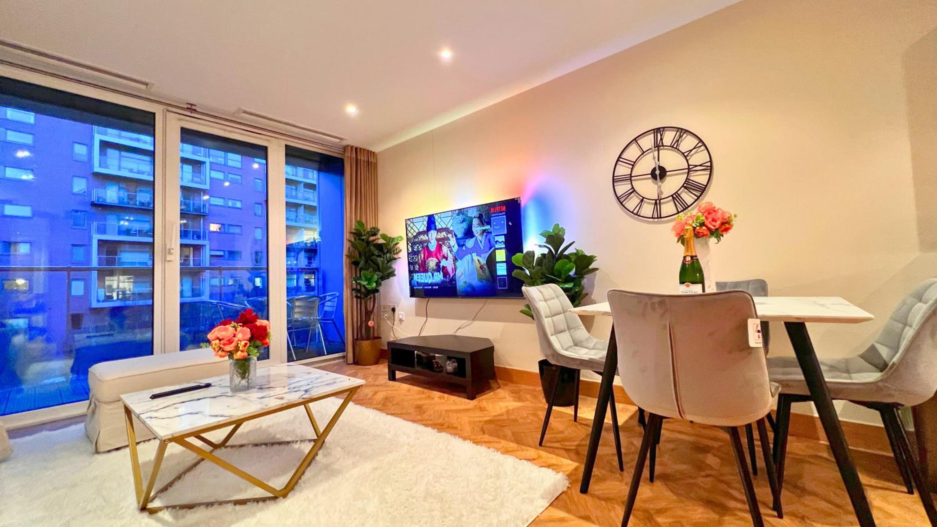 Chelsea Bridge 2b2b balcony 1GB superfast wifi - LuxuryLondonStays