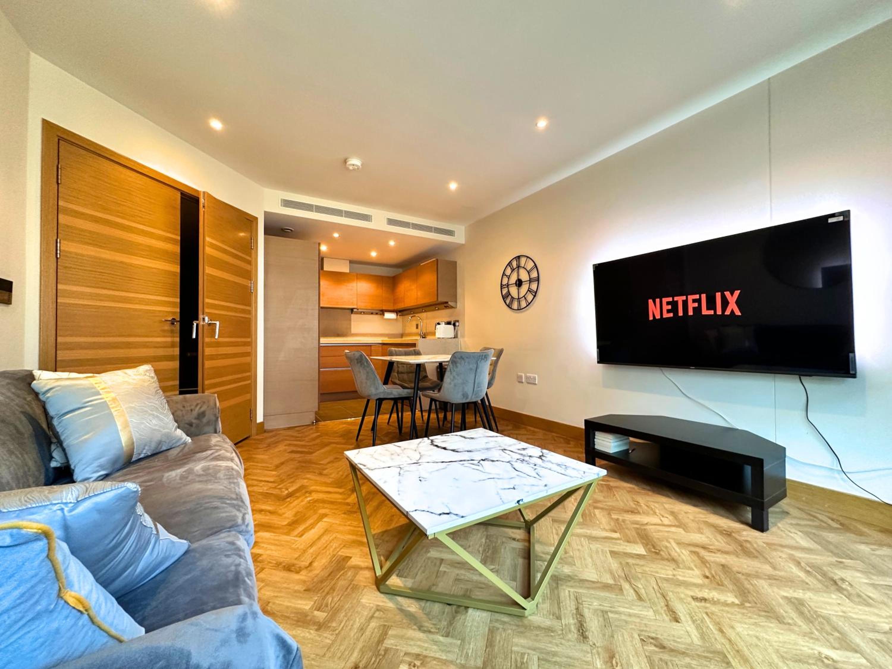 Chelsea Bridge 2b2b balcony 1GB superfast wifi - LuxuryLondonStays