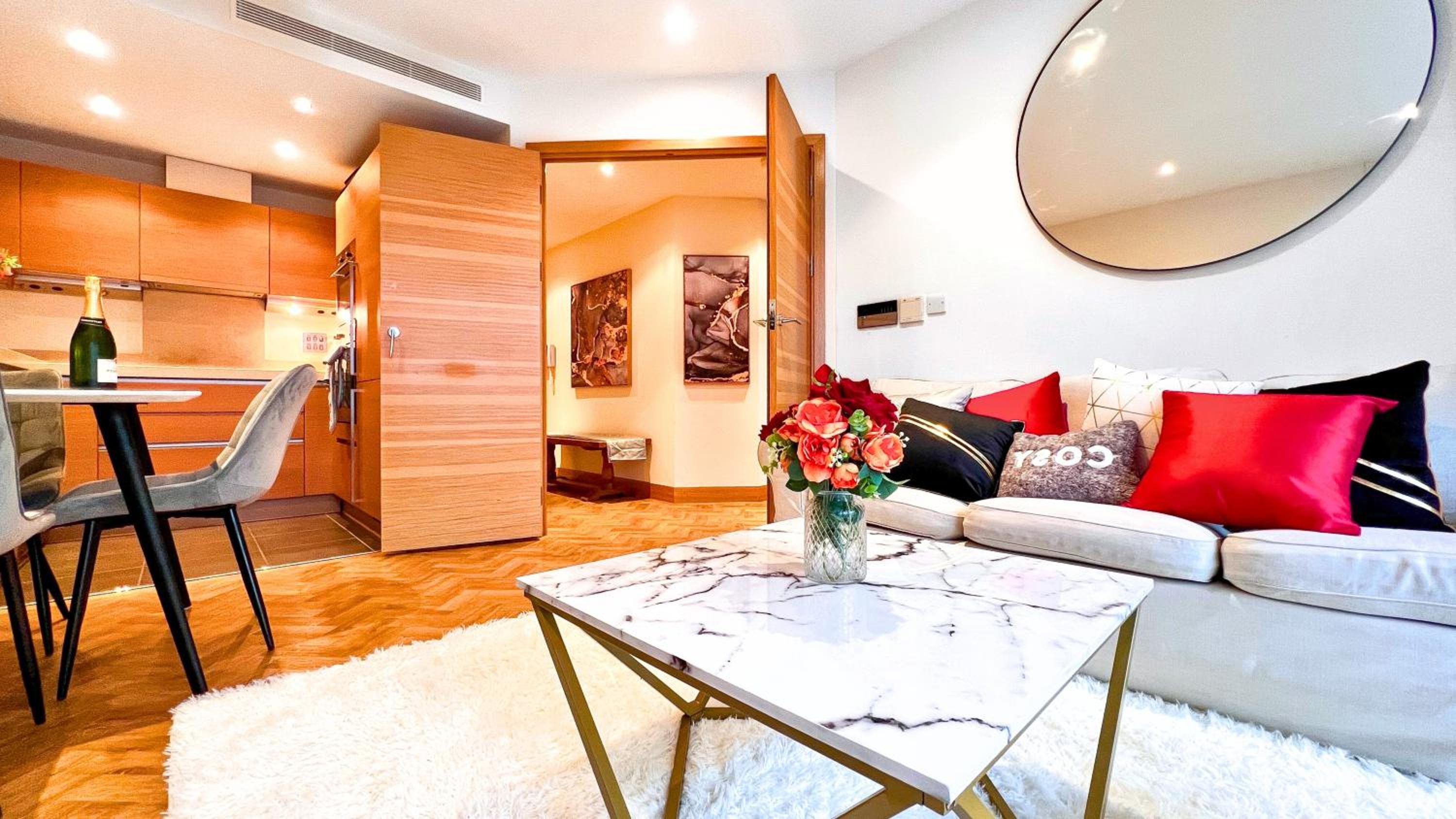 Chelsea Bridge 2b2b balcony 1GB superfast wifi - LuxuryLondonStays