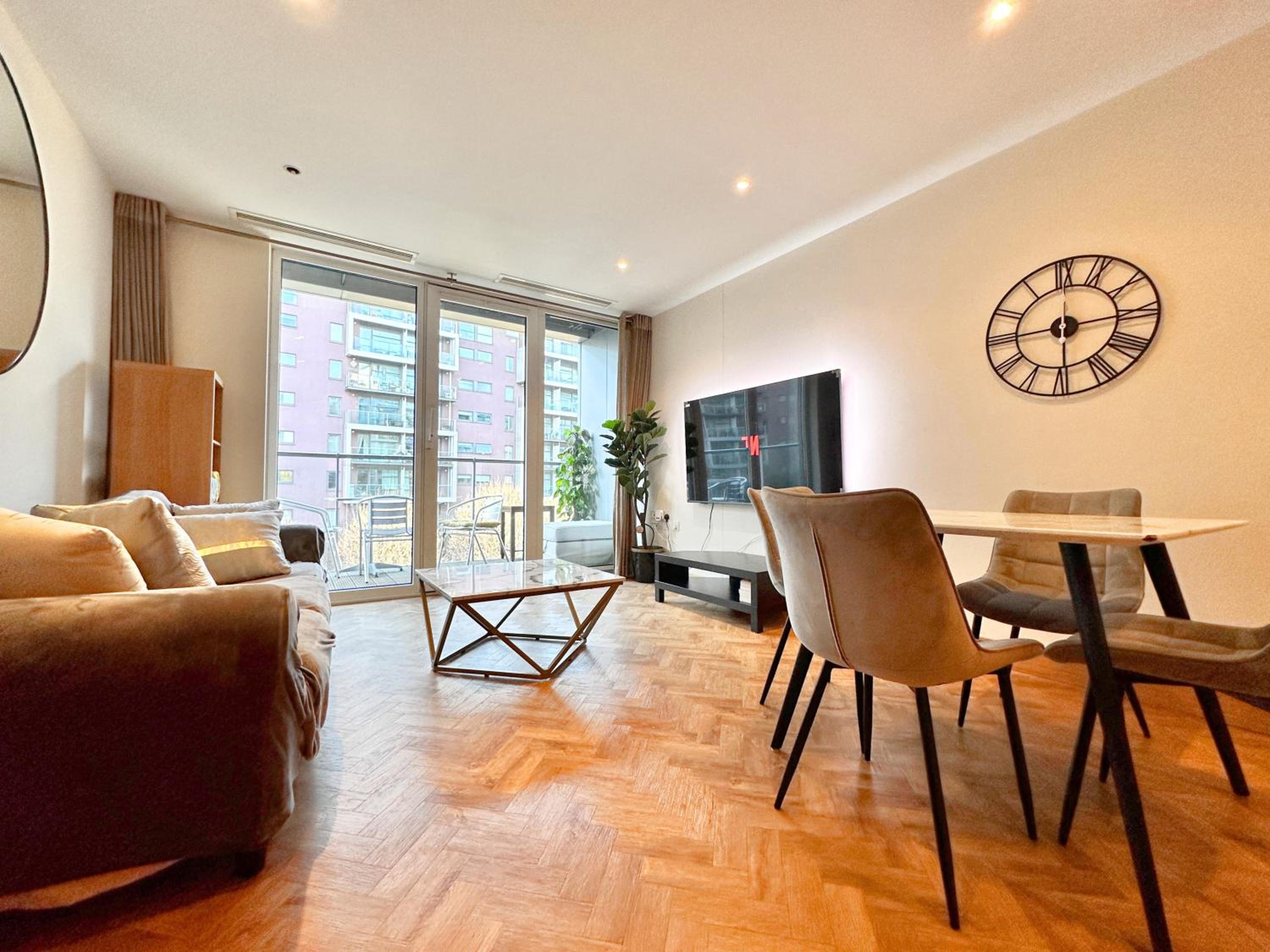 Chelsea Bridge 2b2b balcony 1GB superfast wifi - LuxuryLondonStays