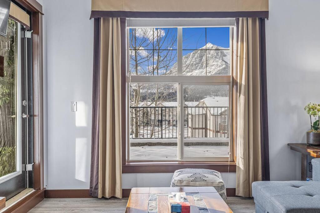 S105 Canmore Stay- Hot tub, stream rm, gym, parking Mtn Retreat