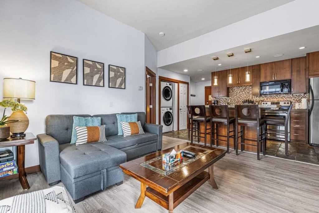 S105 Canmore Stay- Hot tub, stream rm, gym, parking Mtn Retreat
