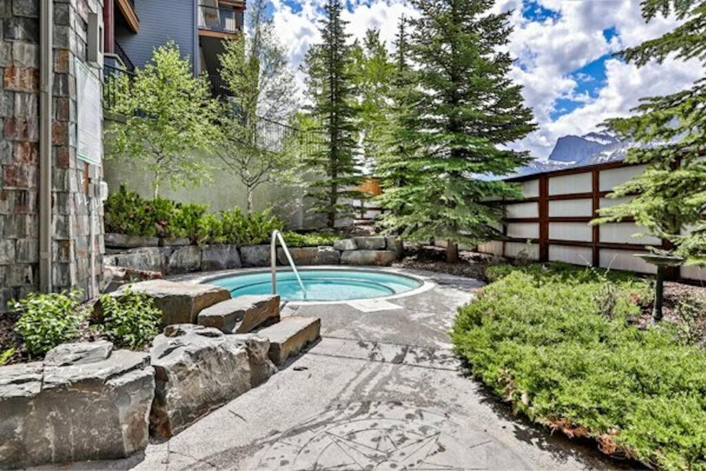 S105 Canmore Stay- Hot tub, stream rm, gym, parking Mtn Retreat