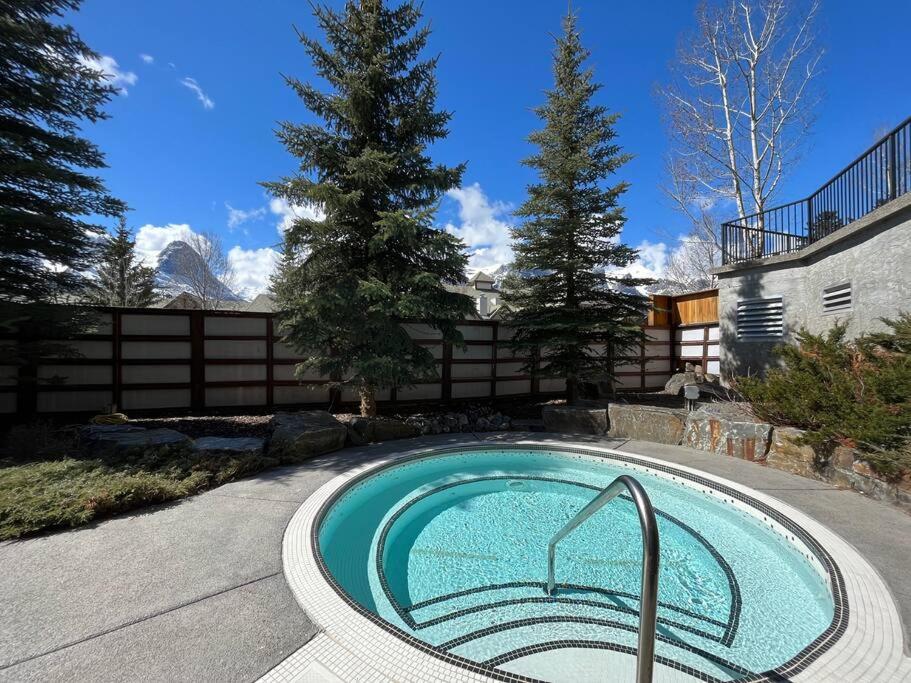 S105 Canmore Stay- Hot tub, stream rm, gym, parking Mtn Retreat