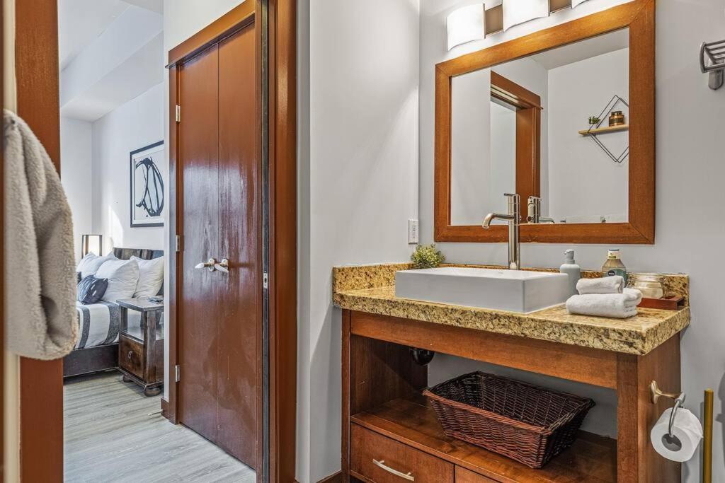 S105 Canmore Stay- Hot tub, stream rm, gym, parking Mtn Retreat