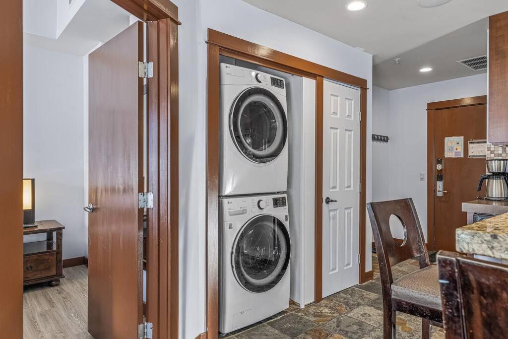 S105 Canmore Stay- Hot tub, stream rm, gym, parking Mtn Retreat